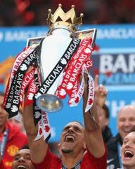 Rio Ferdinand agrees contract extension at Manchester United
