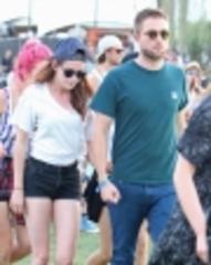Kristen Stewart Cries over Robert Pattinson Split on Taylor Swift’s Shoulder